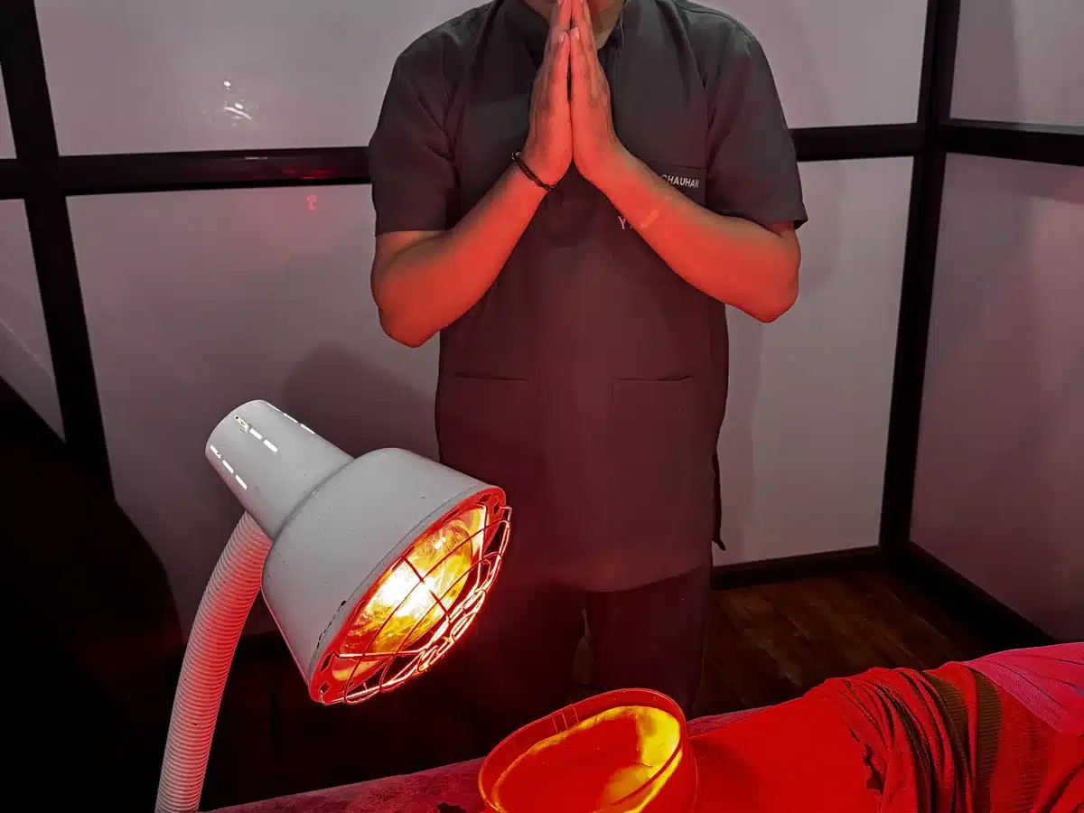 Janu Basti knee therapy for joint comfort at Yan Cure Rishikesh